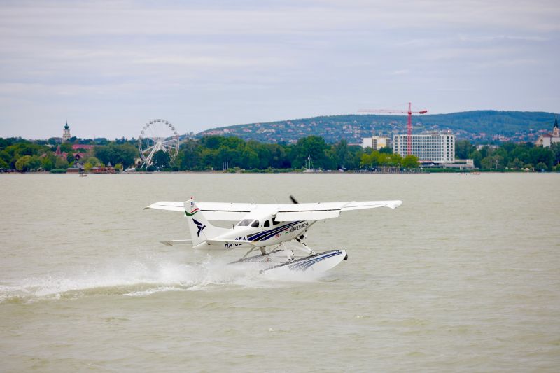 Magyar lajstromjelű repülő landolt a Balaton vizén 