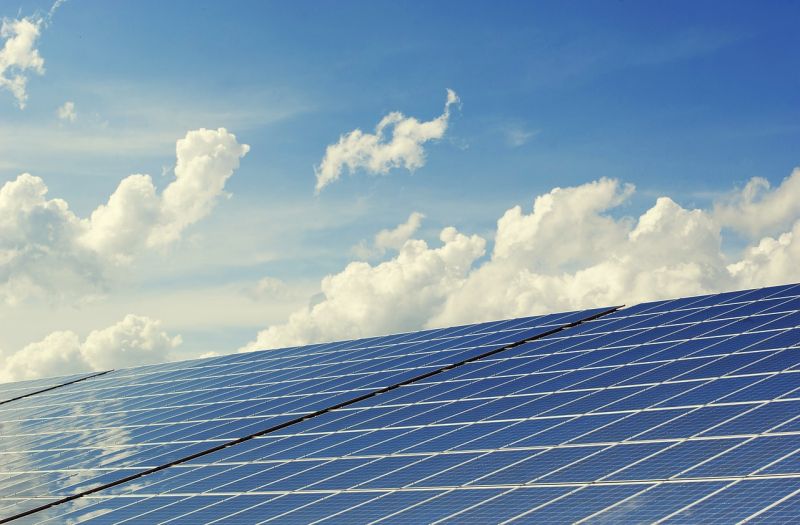 24.hu: három hónapja nincs fizetés annál a napelemgyárnál, ami milliárdos állami és uniós támogatást is kapott