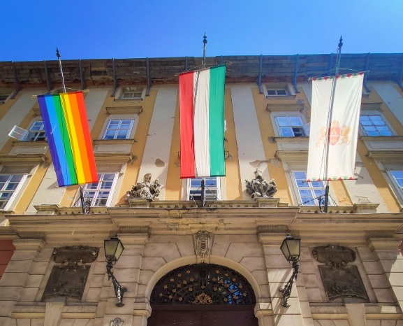 Karácsony Gergely idén is kitűzte a szivárványos zászlót a budapesti városházára – nem lesz ebből baj?