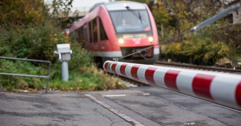Megdöbbentő videó: hidegen hagyja az autósokat a piros jelzés a vasúti átjárónál, simán áthajtanak