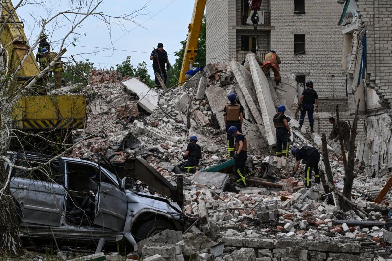 Ukrán katasztrófavédelem: sokan meghaltak egy lakóházat ért orosz találat miatt Donyeck megyében