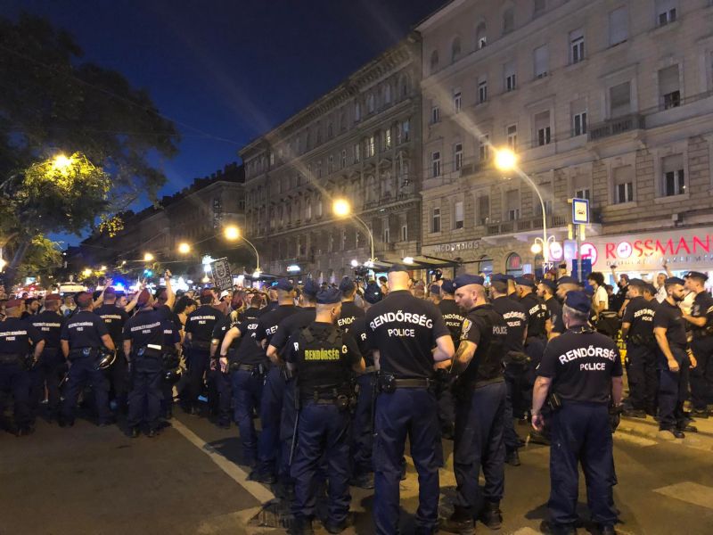 Nagy erőkkel vonultak ki a rendőrök a budapesti tüntetéshez