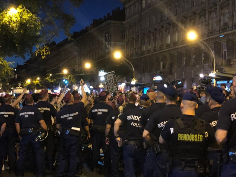 Nagy erőkkel vonultak ki a rendőrök a budapesti tüntetéshez