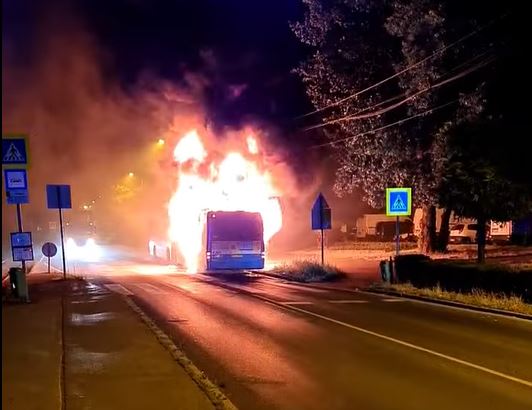 Kiégett egy éjszakai busz Kispesten – videó