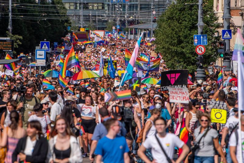 Tikkasztó hőségben indult a Budapest Pride – itt lehet élőben követni