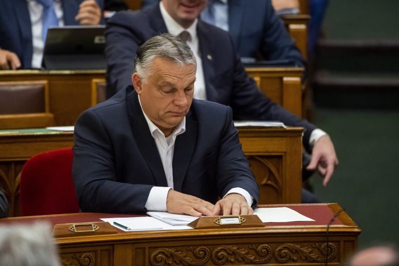 Orbán Viktor nem vette át a tüntetők petícióját a Parlamentben – videó