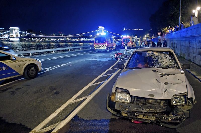 Két autó frontálisan ütközött Budapesten, lezárták a rakpartot