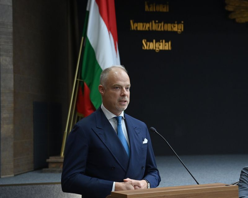 Honvédelmi miniszter: Magyarország biztonságát meg kell erősíteni