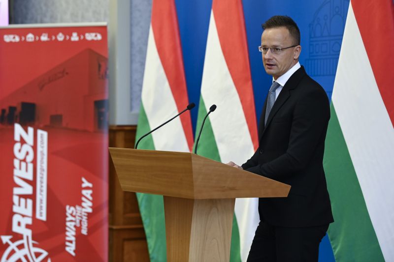 Szijjártó Péter riogat: szerinte Magyarország déli határa migrációs ostrom alatt áll