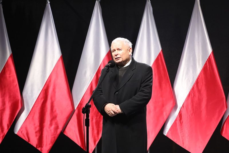 Megemelték volna a lengyel politikusok fizetését, a népharag miatt visszatáncolt a tervtől a kormánypárt vezetője