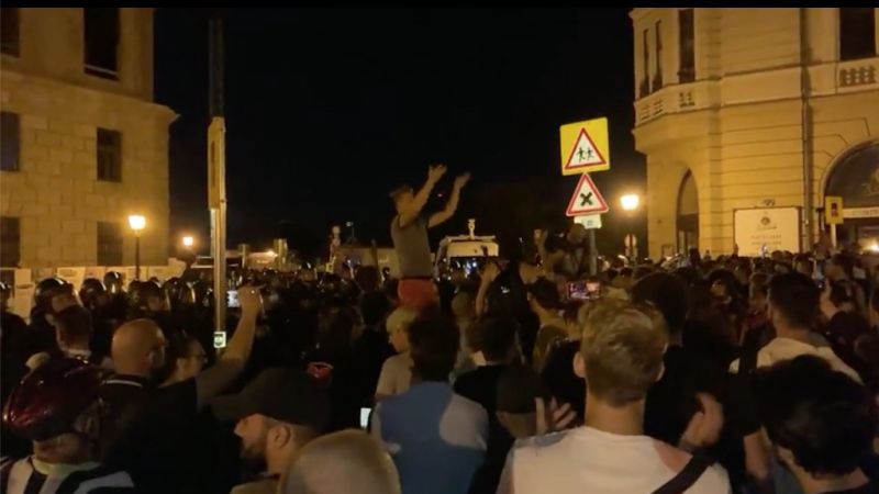 Patthelyzet! Rengeteg tüntető vonult fel Orbán Viktor hivatalához, rohamrendőrök védték a Karmelita kolostort