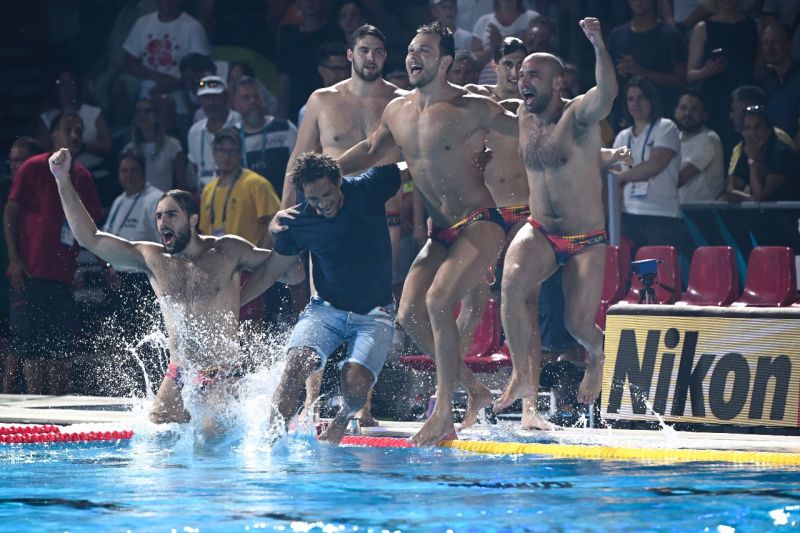 Elképesztő mérkőzésen, ötméteresekkel nyerték a spanyolok az aranyérmet a férfi vízilabdatornán