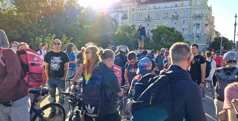 Lezárták a Margit hidat a tüntetők – élő videó