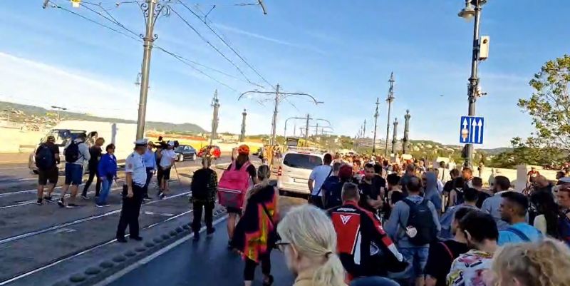 Lezárták a Margit hidat a tüntetők – élő videó