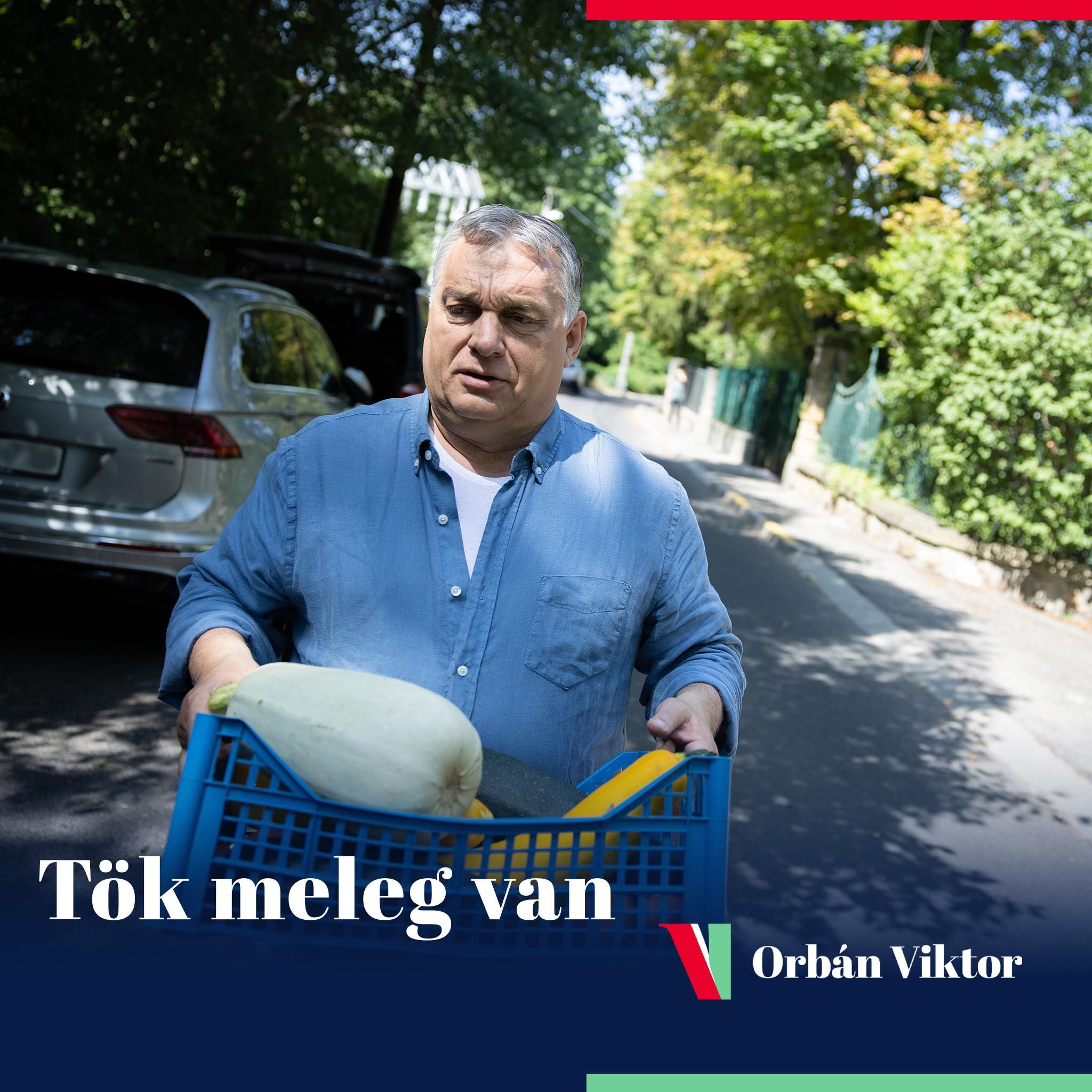 Orbán Viktor tököt visz a felcsúti veteményesből valahová
