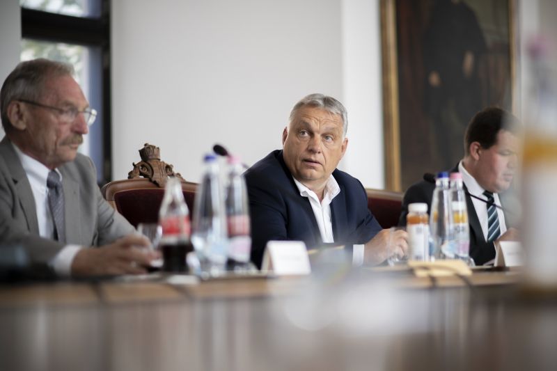 Magyarország Kormánya: Orbán maga ment meg minket, megalakult a Védelmi Tanács