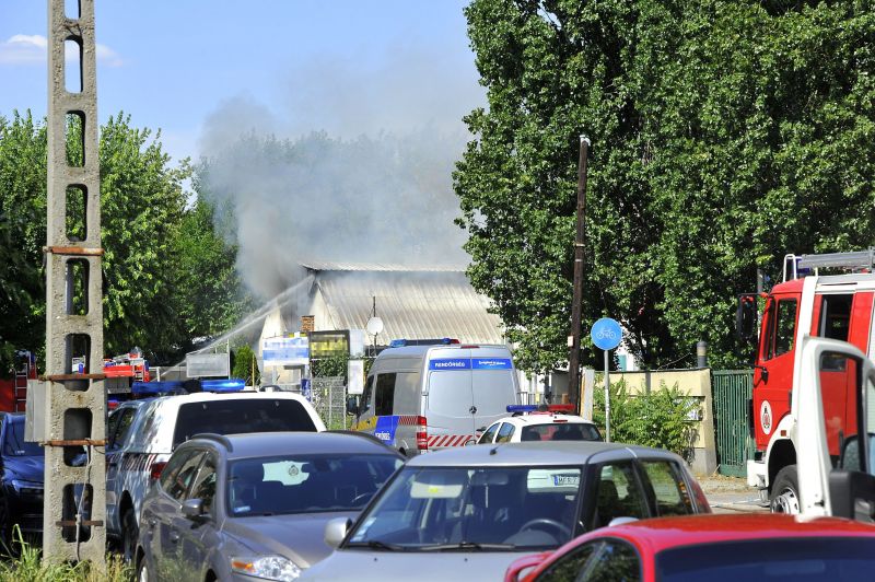 Ezer négyzetméteren lángolt egy raktár Budapesten