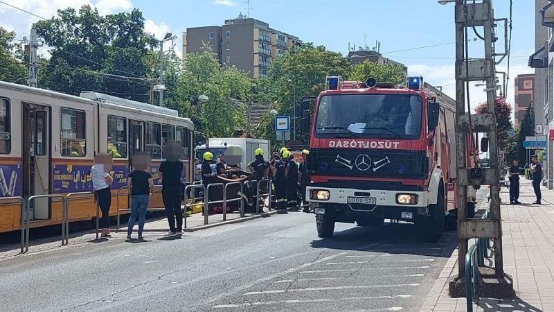Szörnyű tragédia: gyalogost gázolt a 47-es villamos, belehalt sérüléseibe – helyszíni fotó 