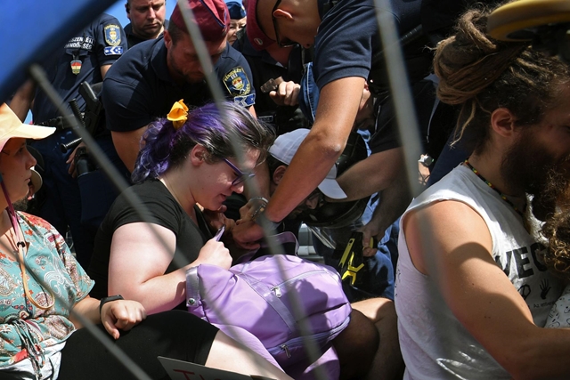 TASZ: a rendőrök jogellenesen sokkolót használtak a tüntetőkkel szemben