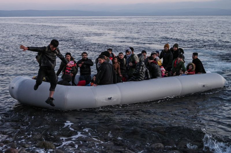 Visszalökték a tengerbe a menedékkérőket Görögországban, aztán minden nyomot eltüntettek
