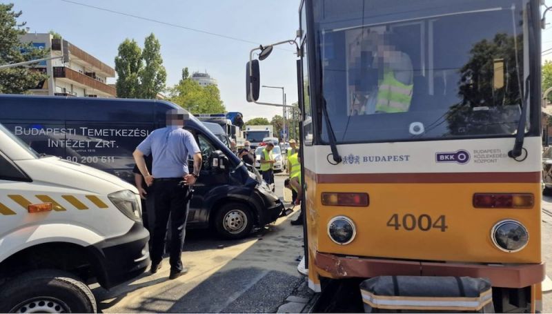 Ki kellett szedni a hullákat a halottaskocsiból Budapesten, miután ütközött az 56-os villamossal