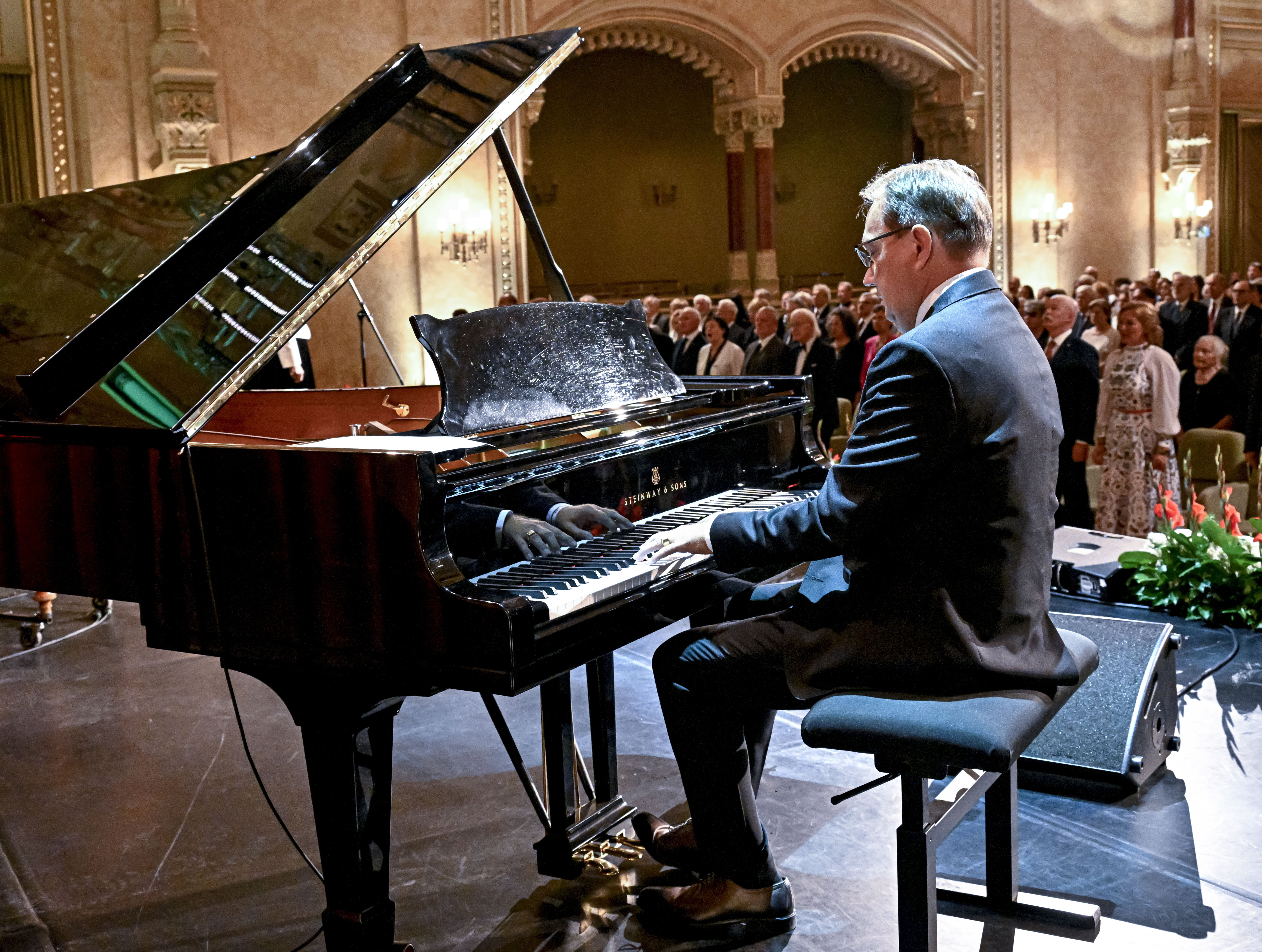 Hoppál Péter államtitkár zongorázta el a Himnuszt az állami kitüntetések átadóján