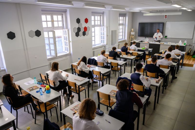 Teljes a káosz! Kétségbeesve keresnek tanárokat az iskolák a szeptemberi sulikezdésre