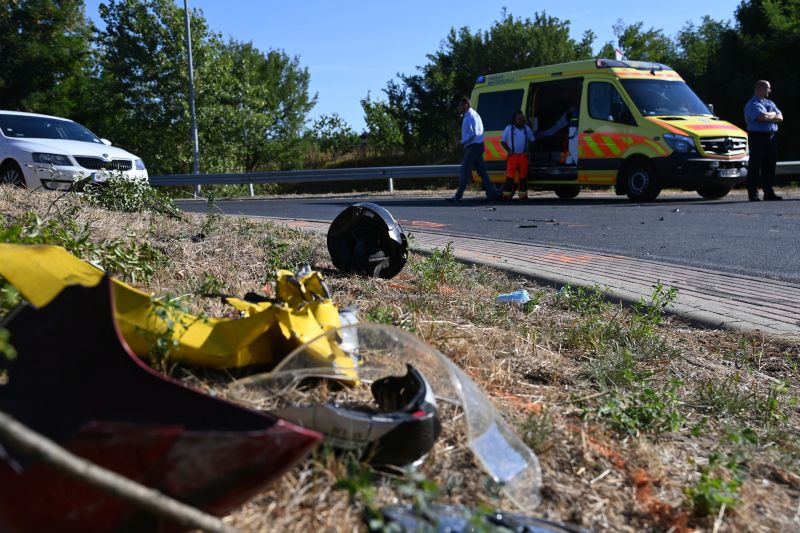 Rettenetes képek érkeztek a 6-os útról: a helyszínen meghalt a kigyulladt motor vezetője