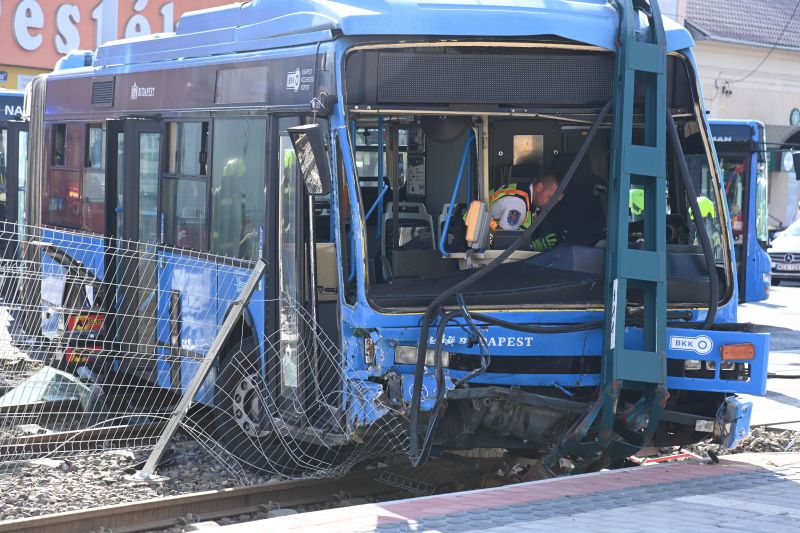 Fotókon a XVIII. kerületi súlyos buszbaleset