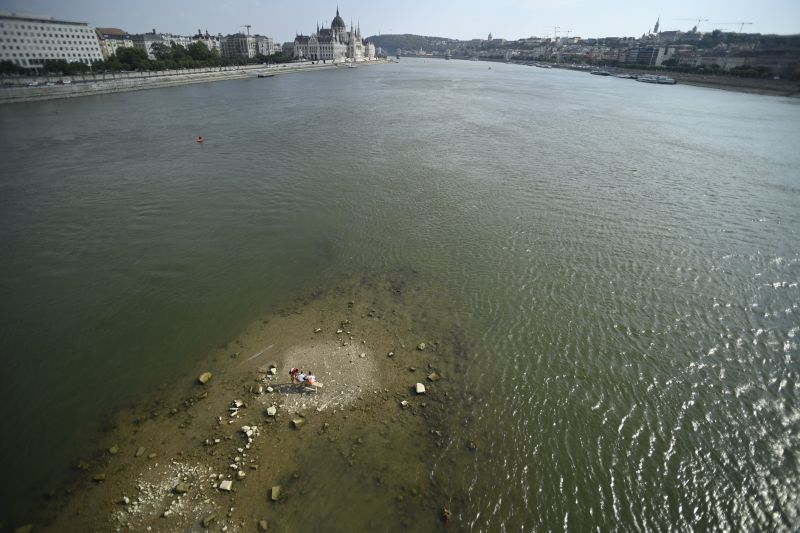 Fotók: olyan alacsony a Duna vízállása, hogy előbbukkant a Margitsziget csücske 