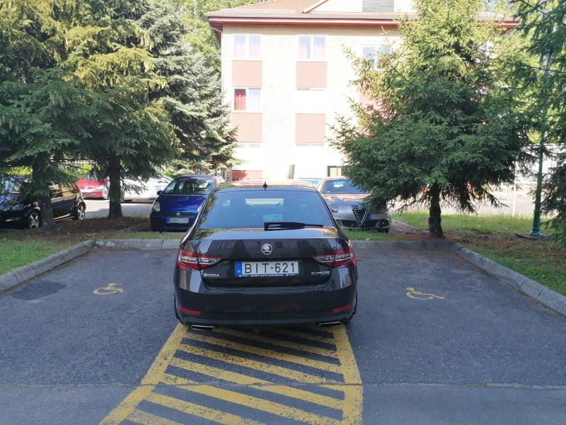 Egyszerre két mozgáskorlátozott helyen parkolt a fideszes polgármester, majd elnézést kért