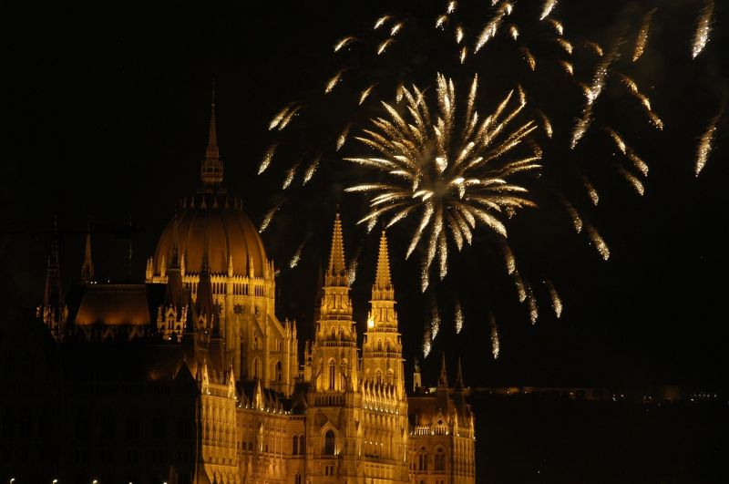 Orbánék a világért sem mondanának le a tűzijátékról