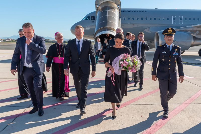 Novák Katalin lebuktatta magát: honvédségi csapatszállítóval utazott a Vatikánba magánaudienciára