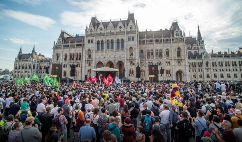 Kormányváltást követelők tüntetnek Budapesten, már gyülekeznek a Kossuth téren