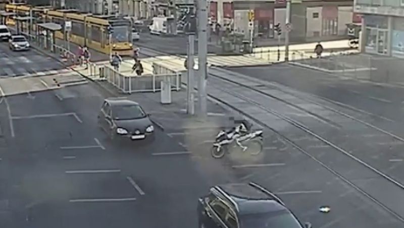 Egy piroson áthajtó sofőr elgázol egy szabályosan haladó motorost az Üllői úton – videó