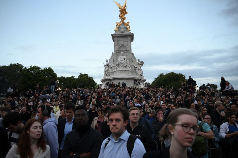 Gyászoló tömeg, félárbocra engedett zászló, virágok mindenütt: így gyászolnak most Londonban – fotók