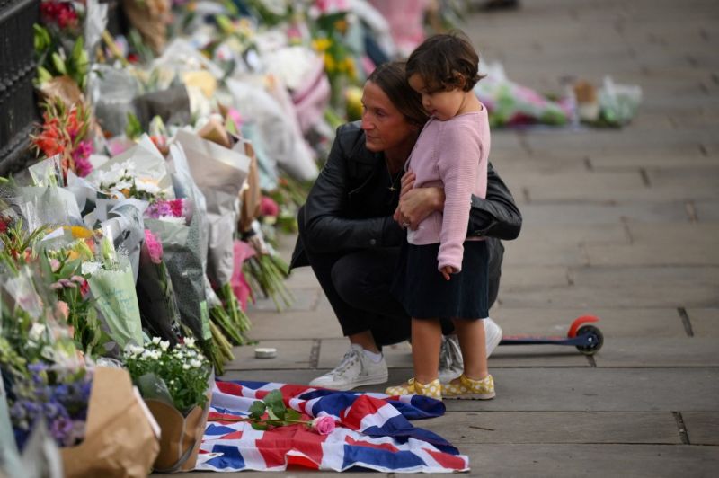 Gyászoló tömeg, félárbocra engedett zászló, virágok mindenütt: így gyászolnak most Londonban – fotók