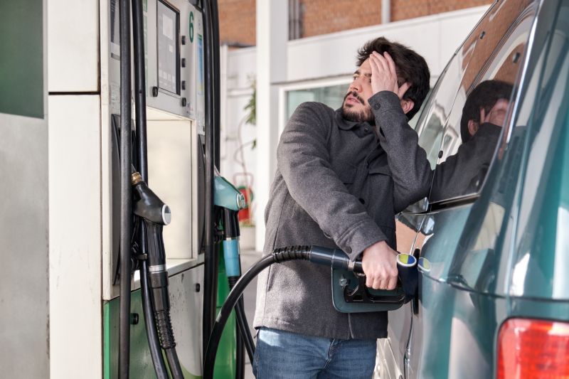 Nyakunkon az október, eltörli-e a kormány az üzemanyagra kiszabott ársapkát? 