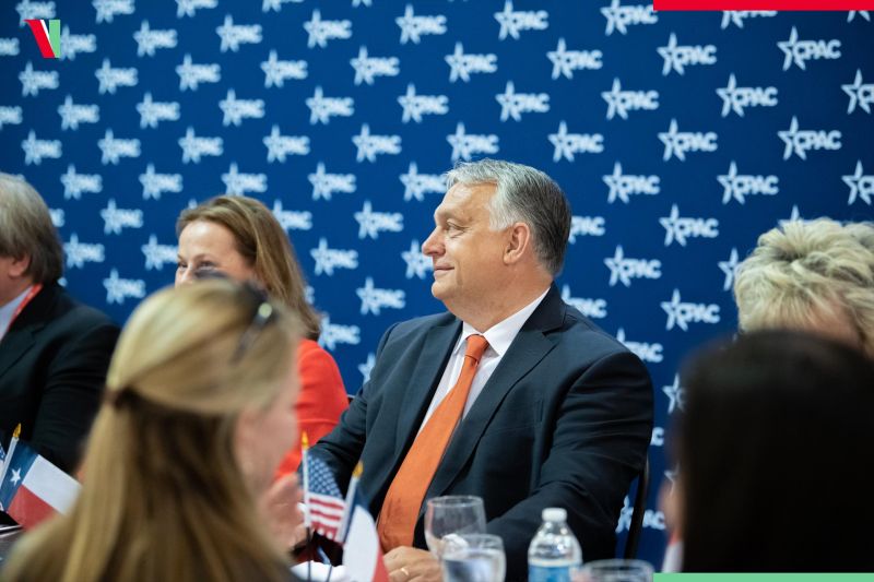 Orbán Viktor szombat reggel Moszkvába utazott