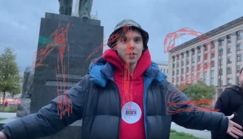 Súlyzórúddal erőszakoltak meg az orosz rendőrök egy háborúellenes tüntetőt