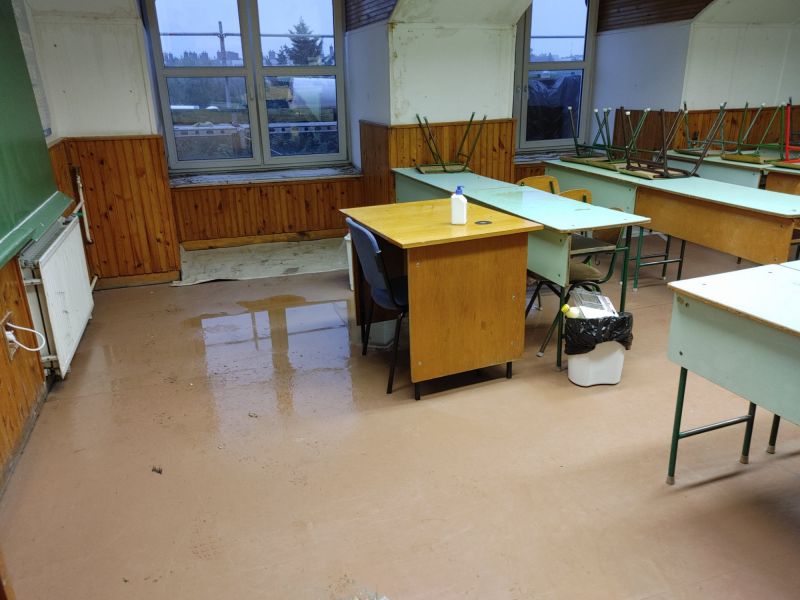 A tető nélküli gödöllői gimnázium beázott a csütörtöki esőben, a diákok inkább hazamentek