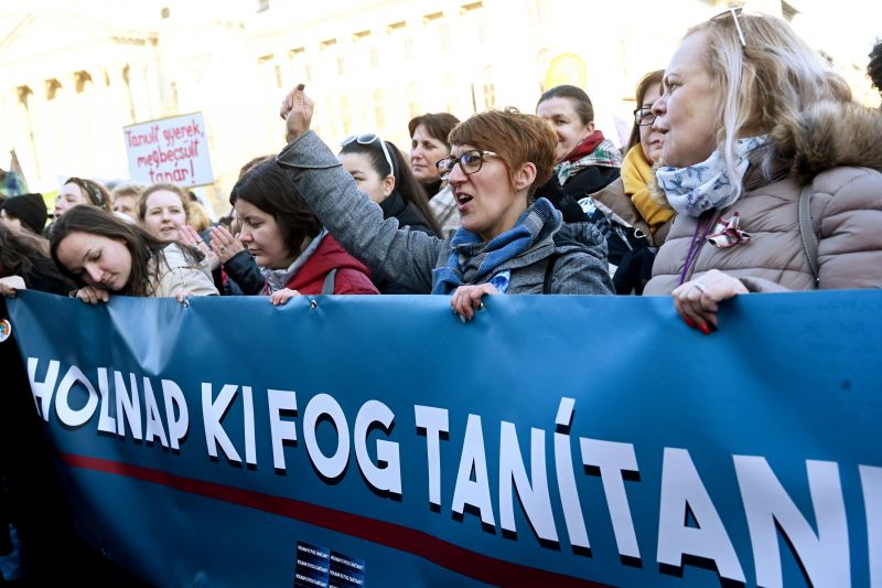 Újraindult a polgári engedetlenség: tanárok demonstrálnak Budapesten