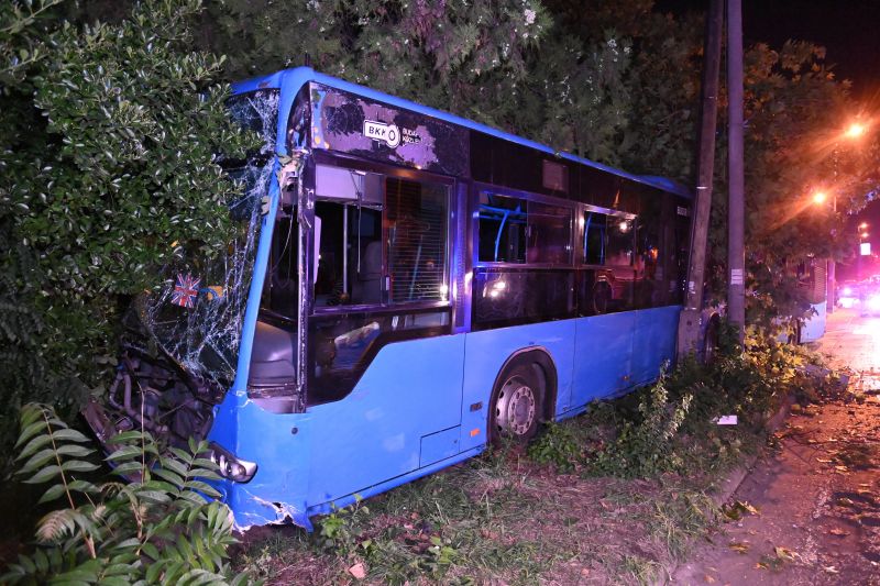 Kerítésnek ütközött egy csuklós busz Budapesten, hatan megsérültek