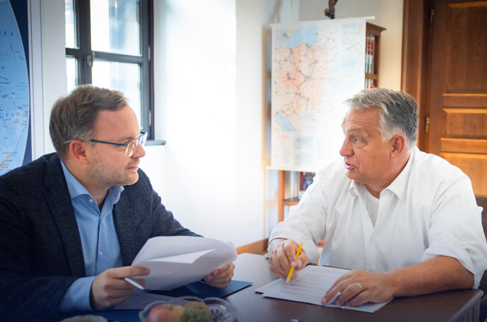„Utolsó simítások” – Orbán Viktor már készül a mai nagy beszédére