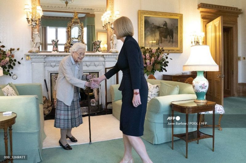A királynő hivatalosan is megbízta Anglia új, a sorban harmadik női miniszterelnökét, Liz Trusst 