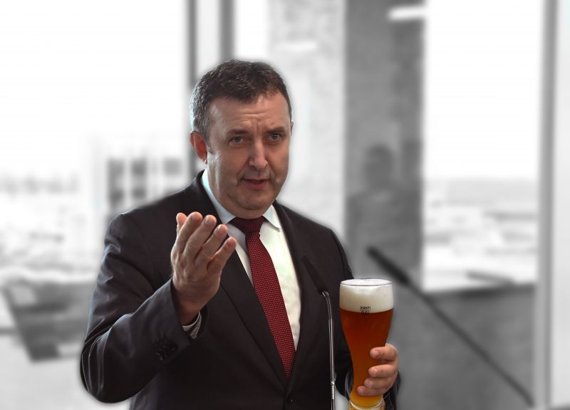Palkovics fizetne egy sört annak, aki látta már őt idegesnek