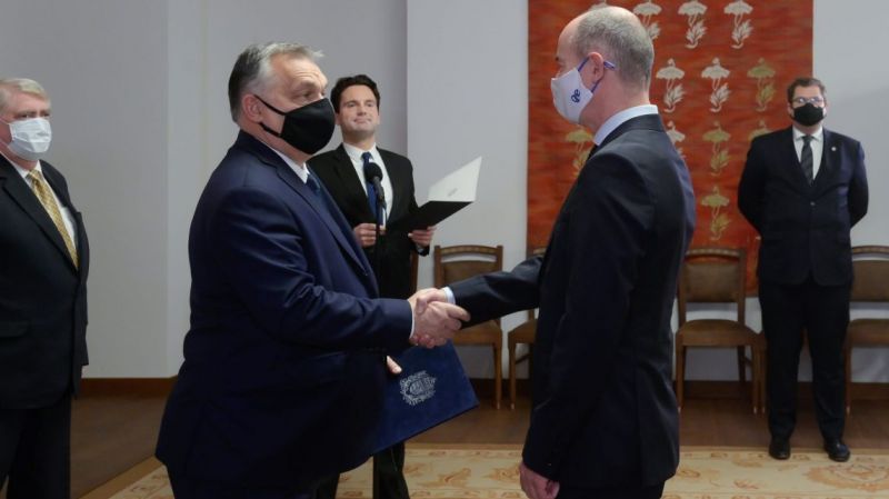 Orbán Viktor kirúgta Szabó Bálintot, az Országos Kórházi Főigazgatóság informatikai főigazgató-helyettesét