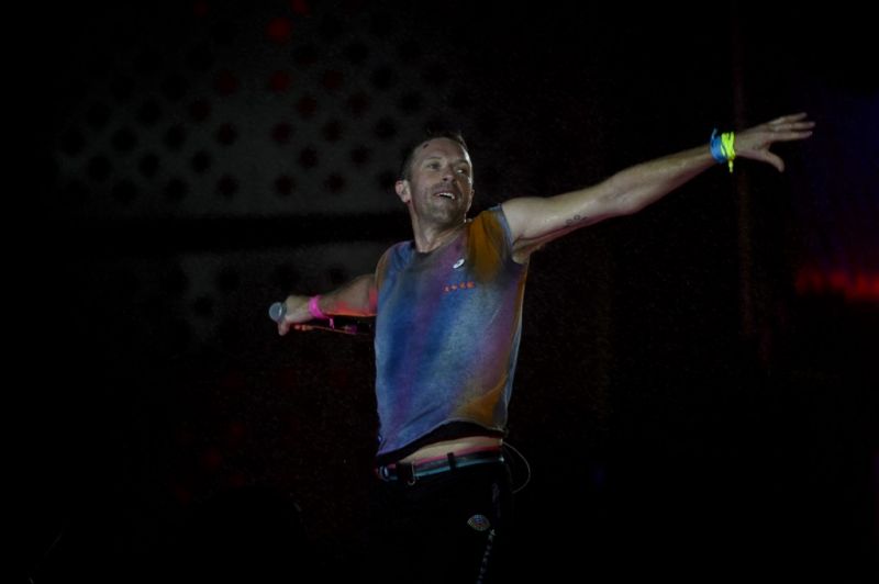A Coldplay énekese súlyos fertőzést kapott el, le kell mondani több koncertet is