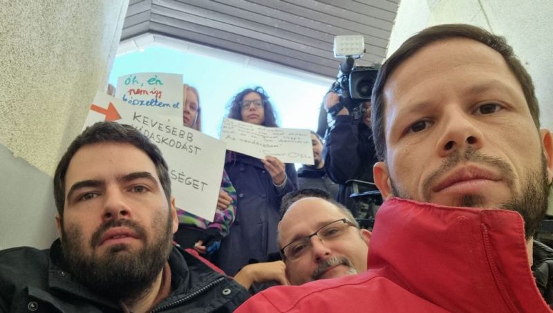 Lerántották a lépcsőn a rendőrök Jámbor Andrást és Tordai Bencét egy kilakoltatás elleni élőláncon