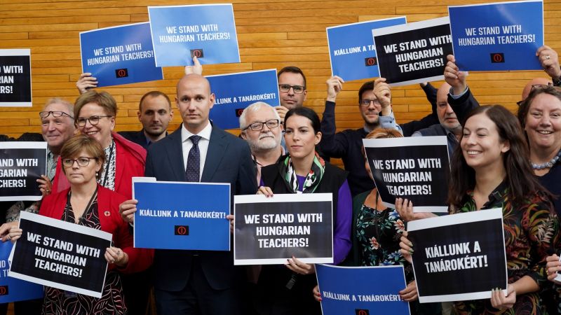 Az EU-hoz is eljutott a tüntetés híre: az Európai Parlamentben kiálltak a tanárok mellett
